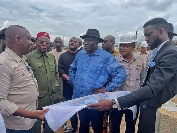 Goodluck Jonathan Visits Azikel Refinery in Bayelsa, Commends Progress